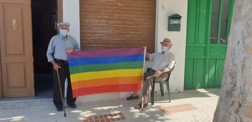 Los vecinos de Villanueva de Algaidas llenan sus balcones de banderas LGTBI