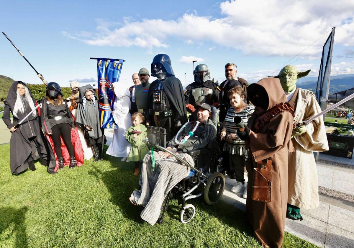 José Luis Capitán, con María José Álvarez a la derecha, posa junto a los personajes de «Star Wars». | David Cabo