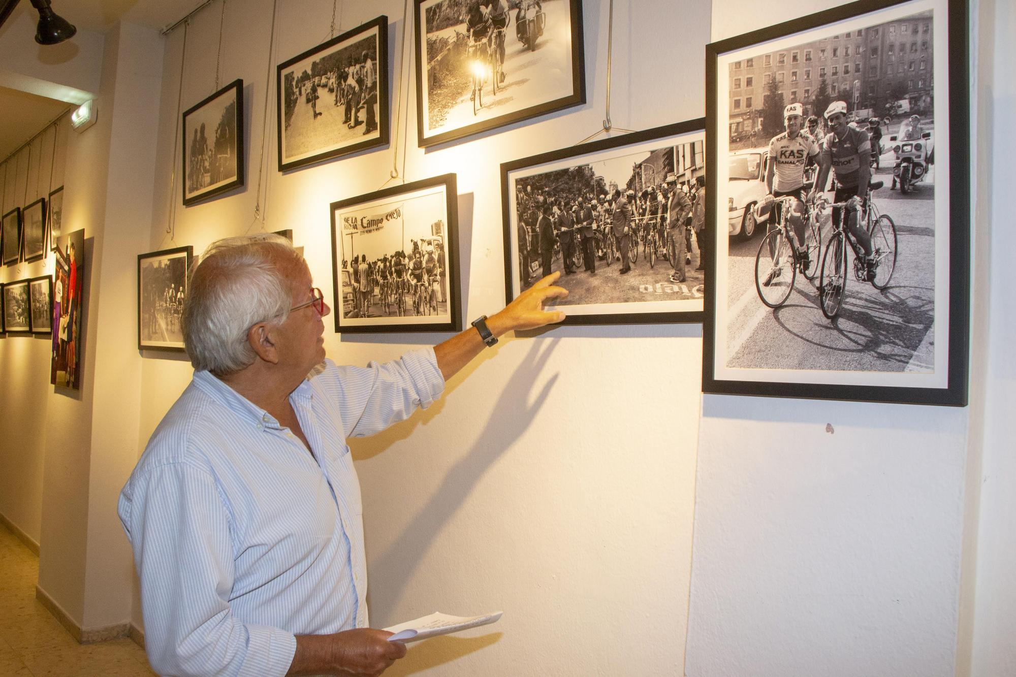 Santiago García repasa su exposición para los visitantes, en Pola de Lena.