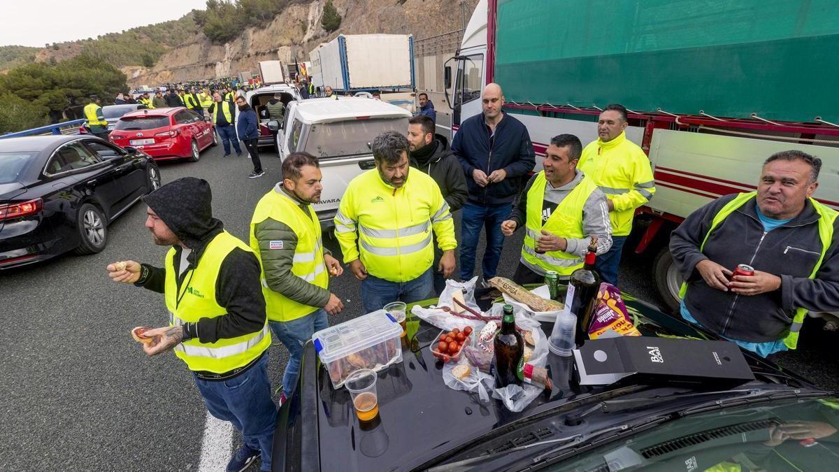 Agricultores desayunaban ayer en pleno Puerto de la Cadena, bloqueando la entrada a Murcia.
