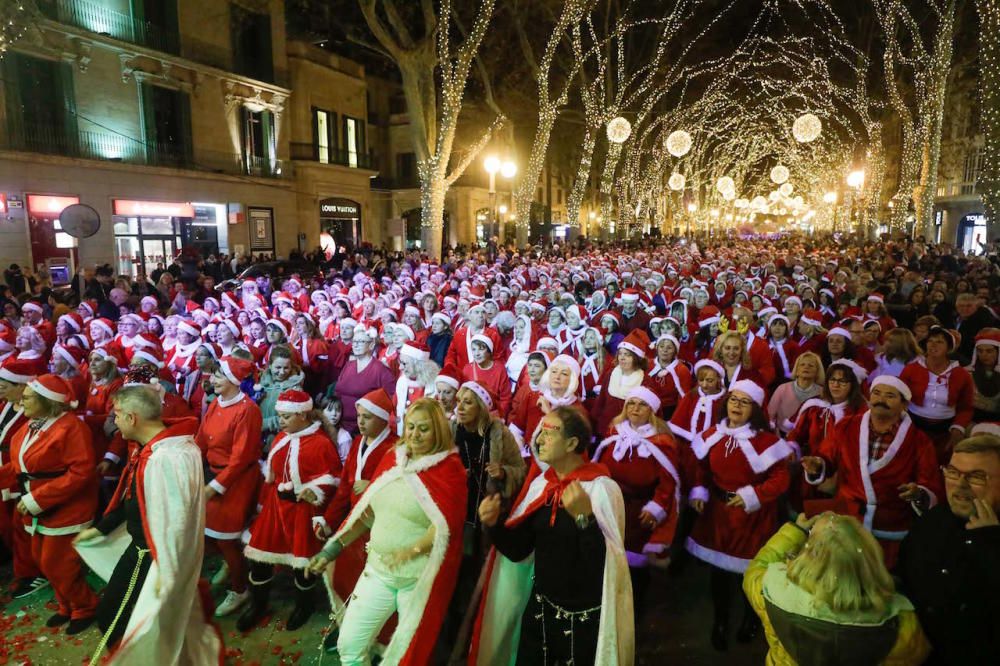 Más de 1.200 Papás Noel bailan en línea en el Born de Palma