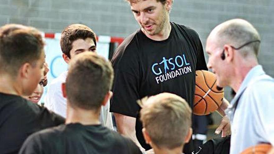 Pau Gasol, en un clínic de la seva fundació el 2015.