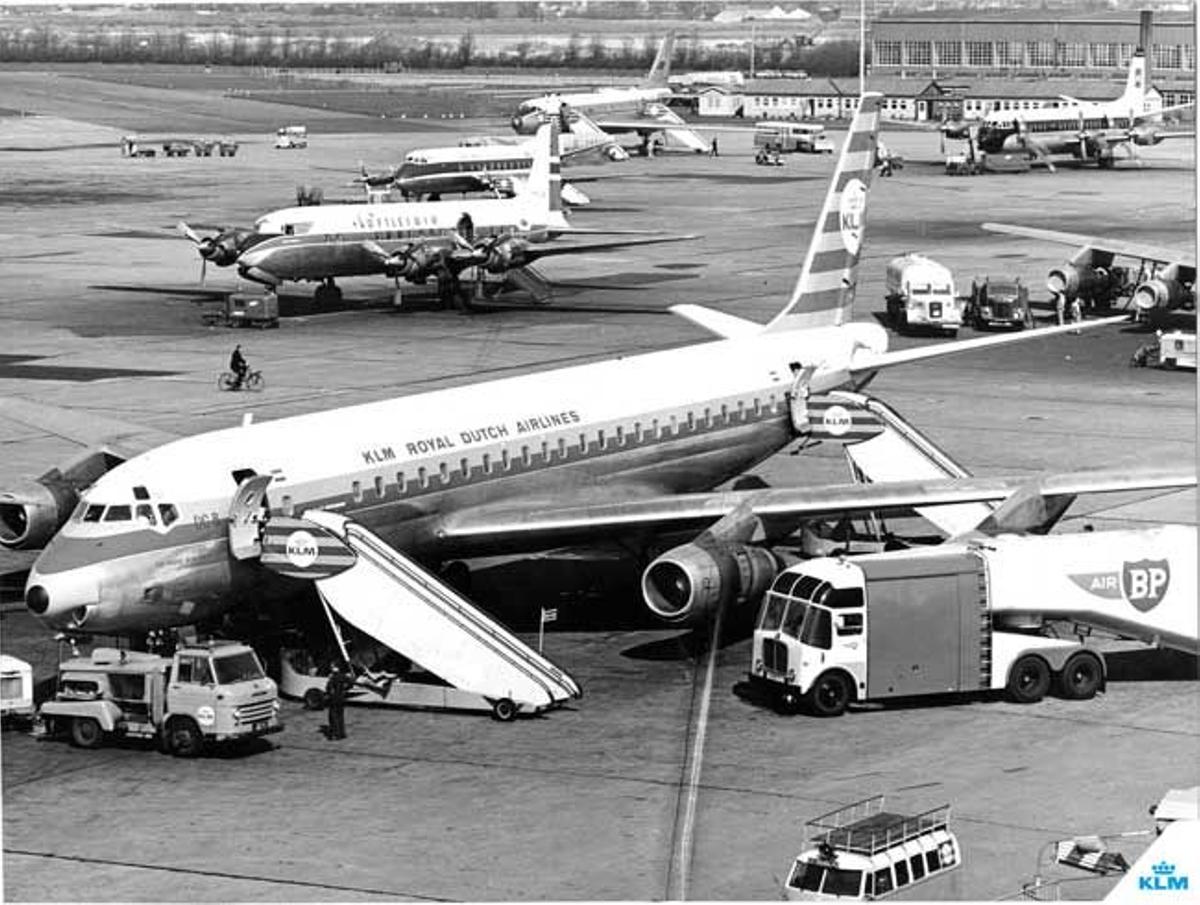 Avión de KLM en el aeropuerto de Schipol en los años 60