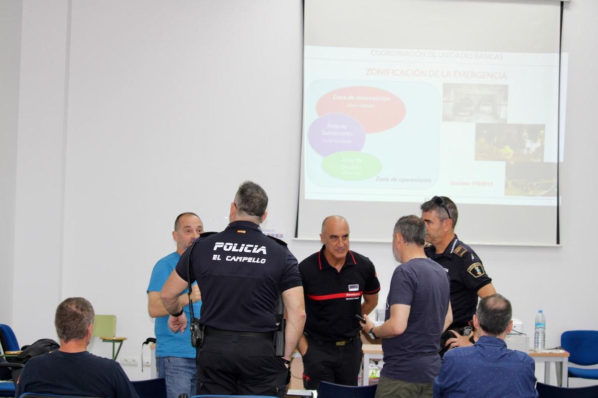 Sesión de trabajo en la que participaron Policía Local de El Campello, Guardia Civil y Bomberos para ultimar un protocolo de actuación en caso de emergencia en el municipio.