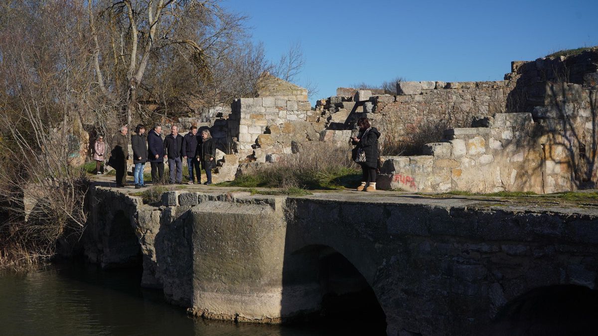 Las autoridades y el director del proyecto, en la visita a las aceñas de Gijón con motivo de la firma del acta de replanteo de las obras.