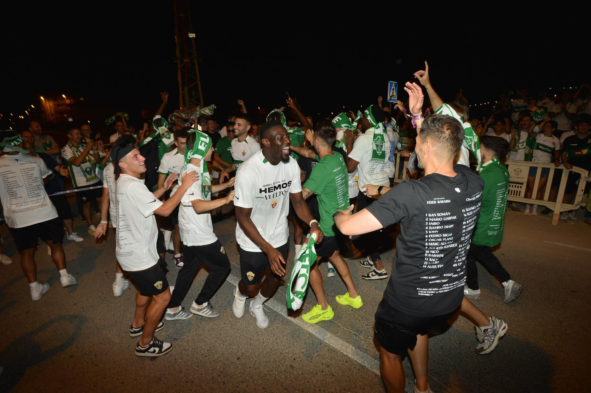 La afición del Elche recibe a los héroes del ascenso a su llegada al Martínez Valero