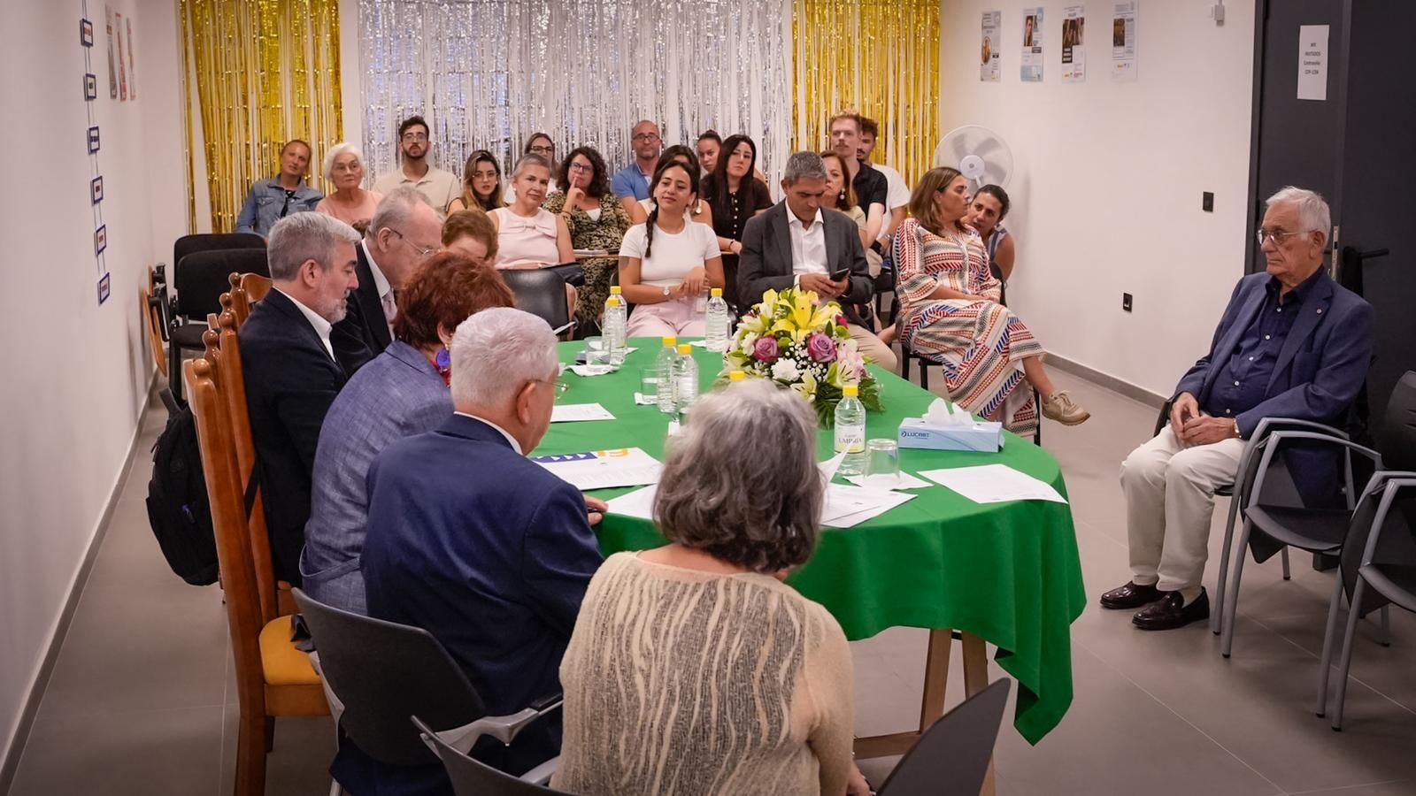 Visita de Clavijo al Centro de Orientación Familiar en Schamann