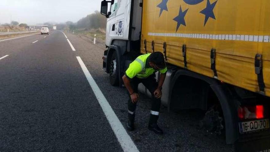 La cabeza tractora perdió dos ruedas gemelas. // FdV