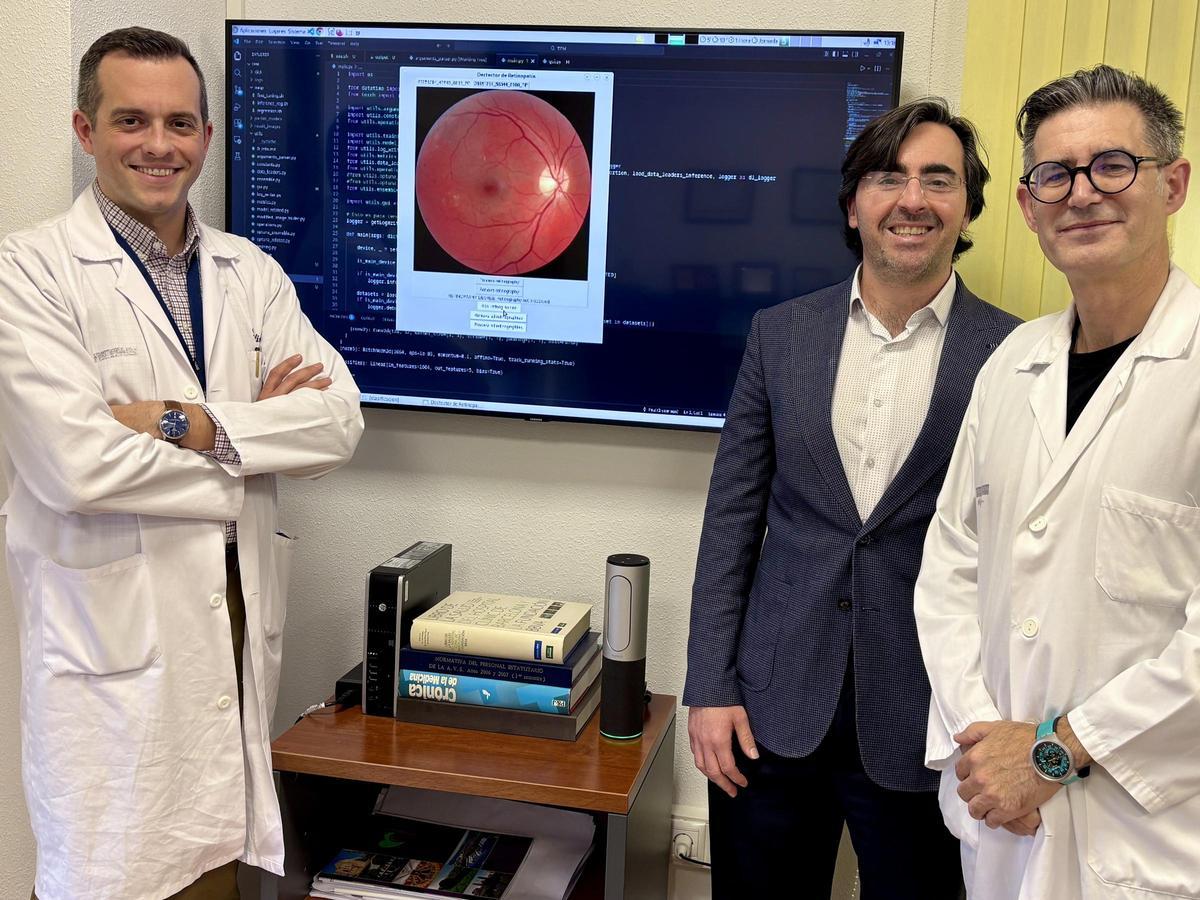 El gerente del Departamento de Salud de Orihuela junto a dos de los oftalmólogos que han desarrollado el proyecto