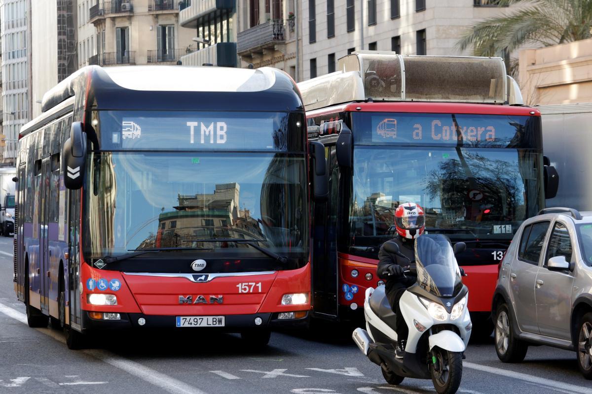 Detingut un home per abusar d’un menor en un autobús de Barcelona