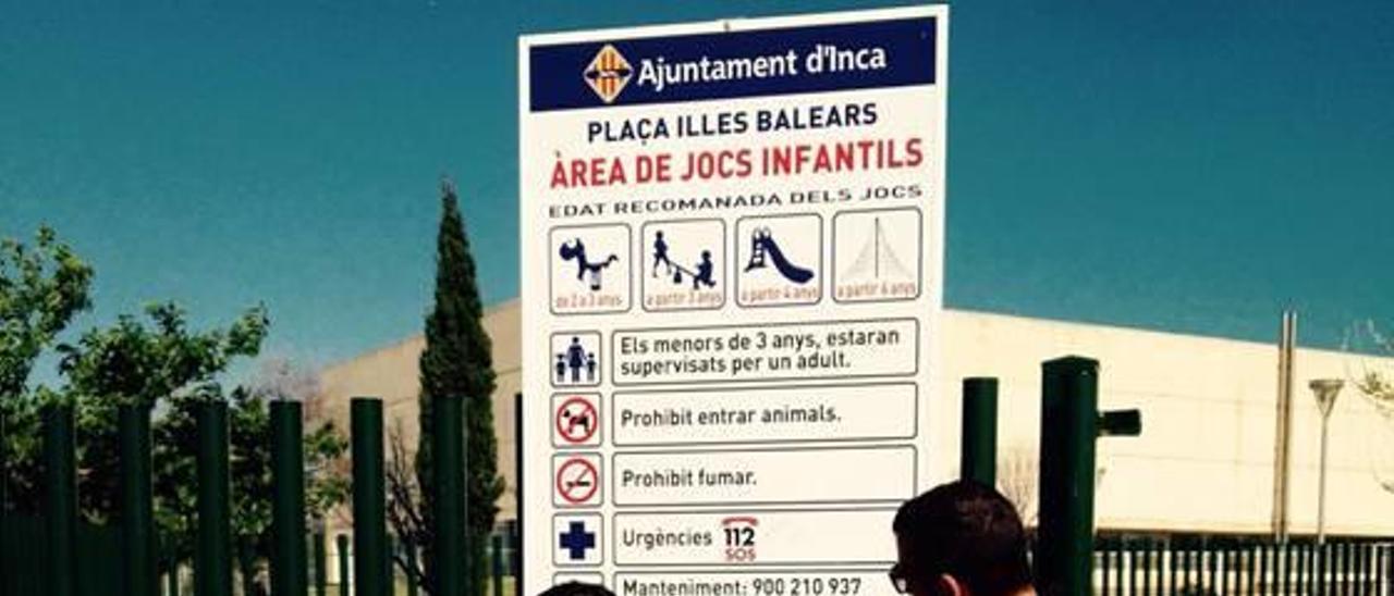 La Policía Local instala el cartel en la plaça Illes Balears.