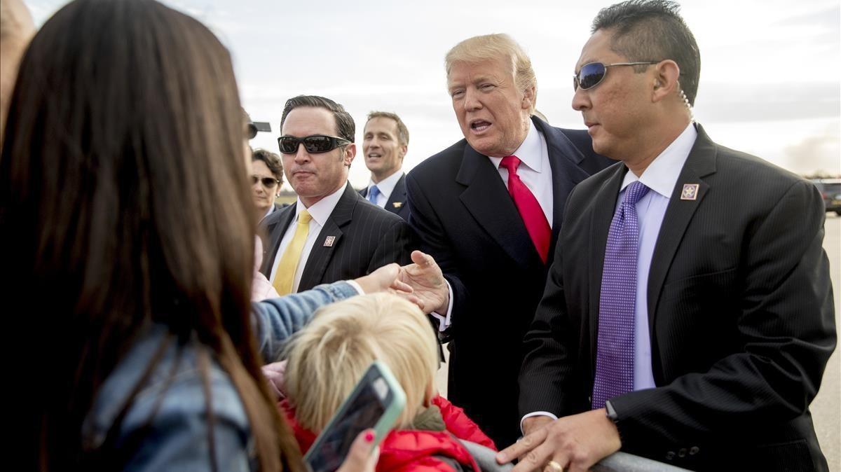 mbenach41126531 president donald trump greets visitors on the tarmac as he a171129213709