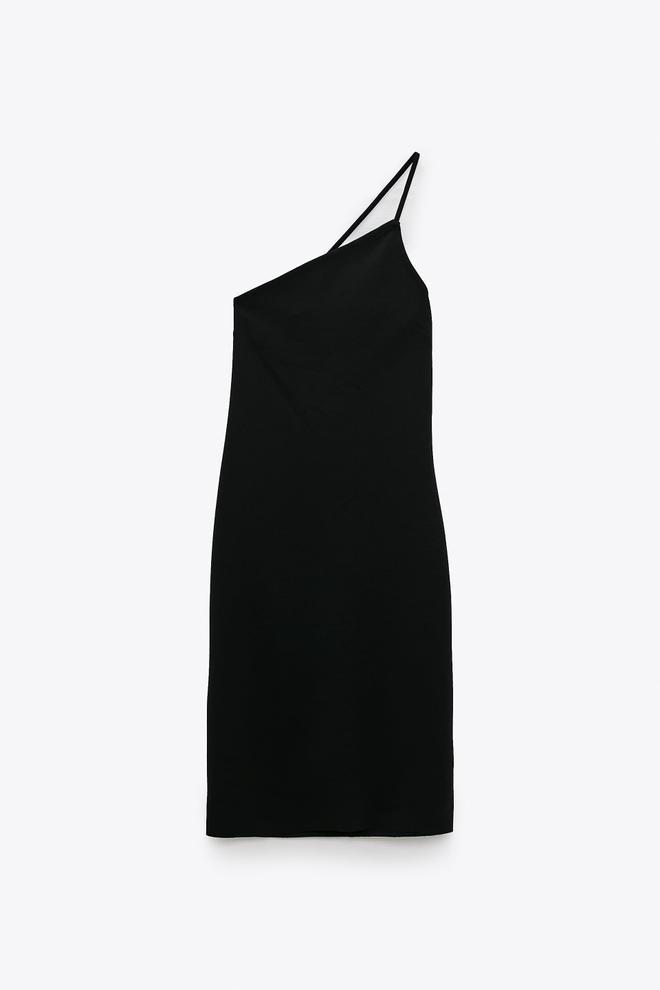 Vestido midi asimétrico con tirante fino, de Zara (17,95 euros).