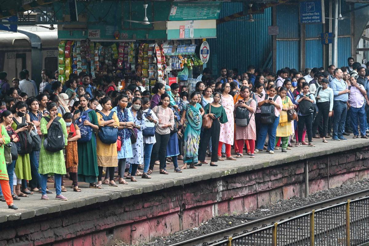 Hora punta en la estación de tren en Bombay