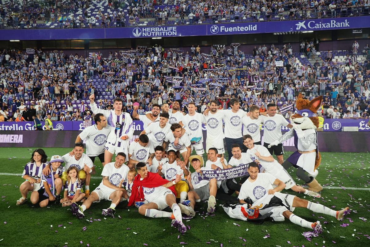 Los jugadores del Real Valladolid celebran el ascenso a Primera en 2022 tras vencer al Huesca en Zorrilla.