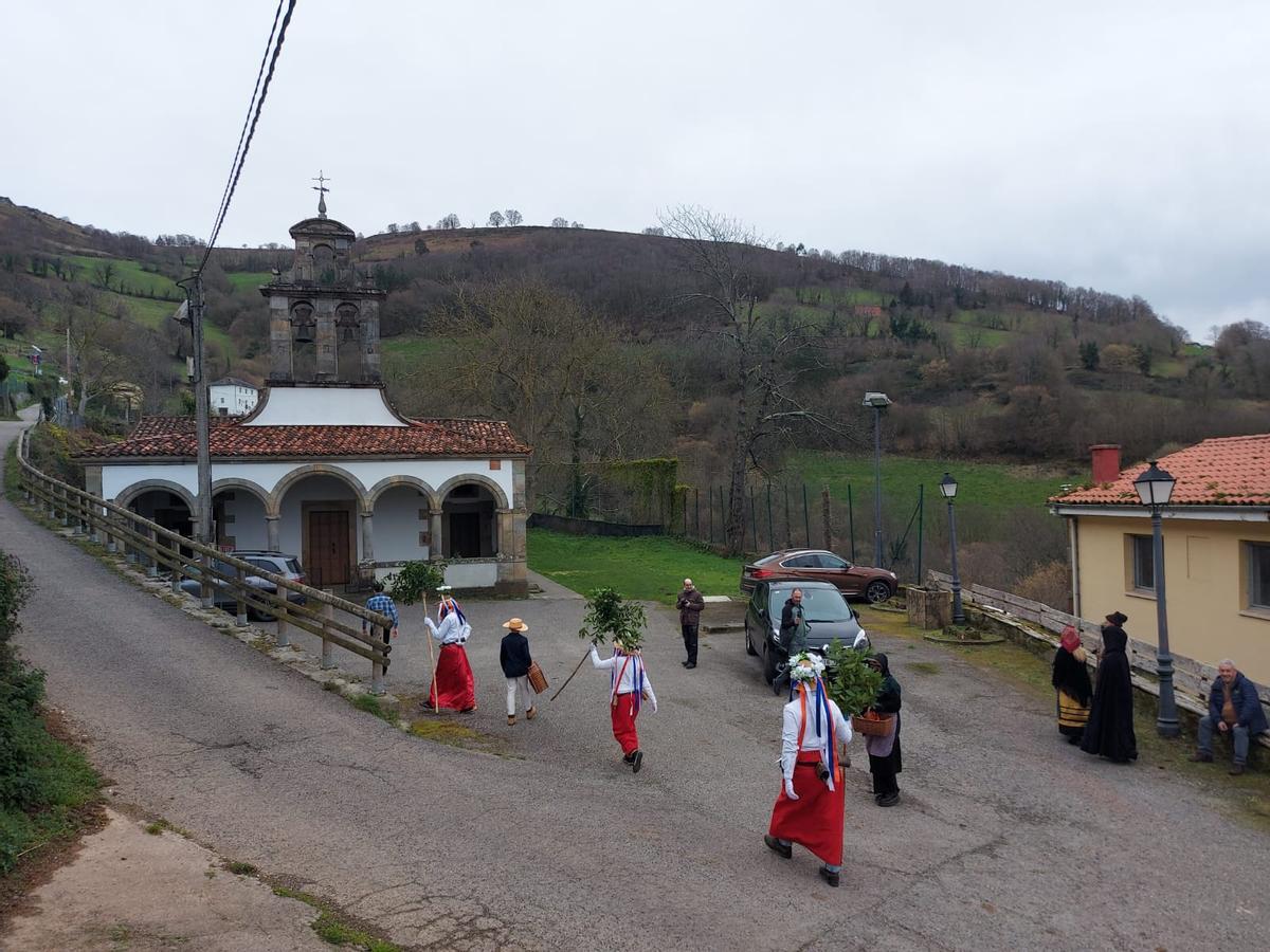 En imágenes: los guilandeiros recorren las calles de Villatresmil, en Tineo