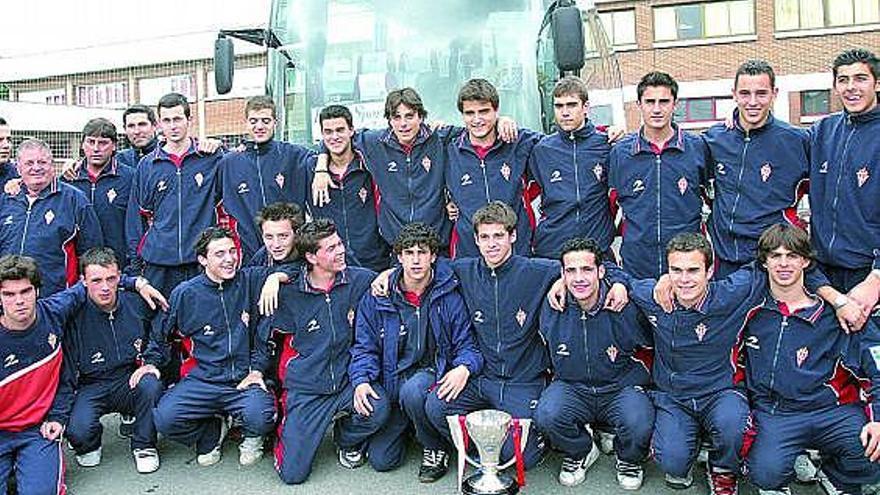 La plantilla del Sporting juvenil de 2004, con la Copa de campeones de España.