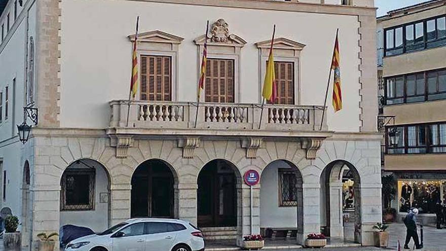 Imagen de la fachada porticada de la Casa Consistoroal del municipio de Muro.
