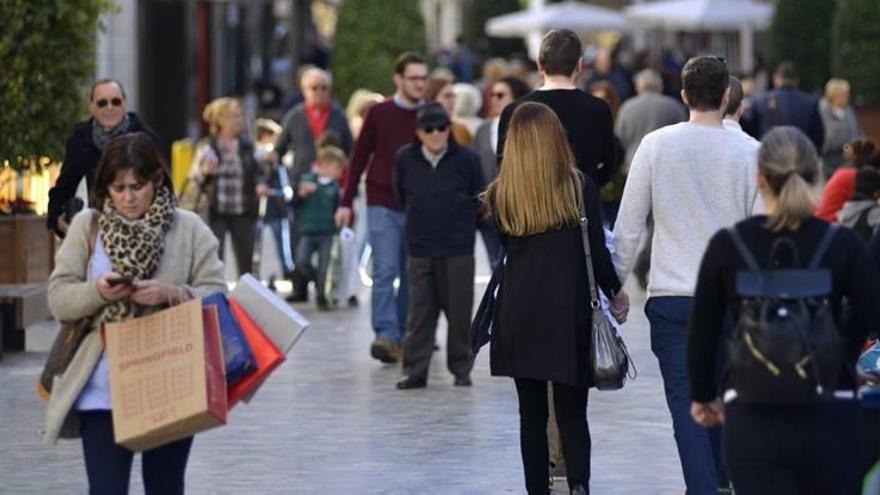 Los vendedores tratan de incentivar las compras con sorteos y regalos