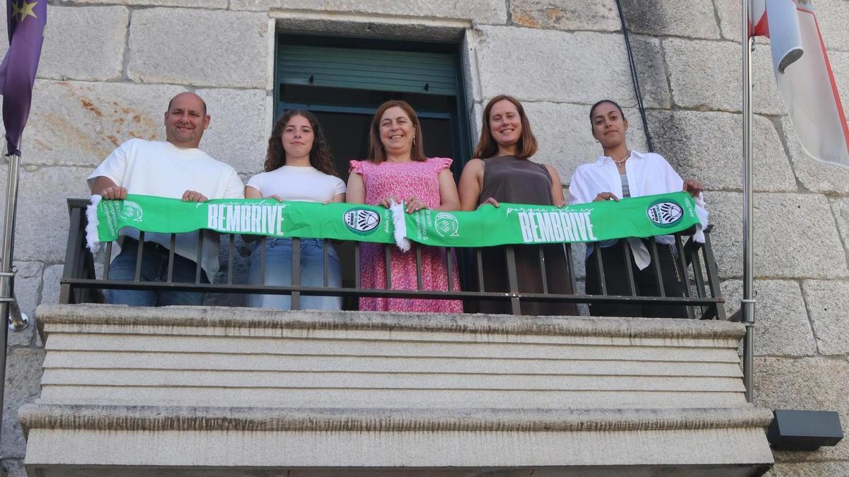 Las jugadoras del Bembrive con el presidente, la alcaldesa pedánea y la vocal.