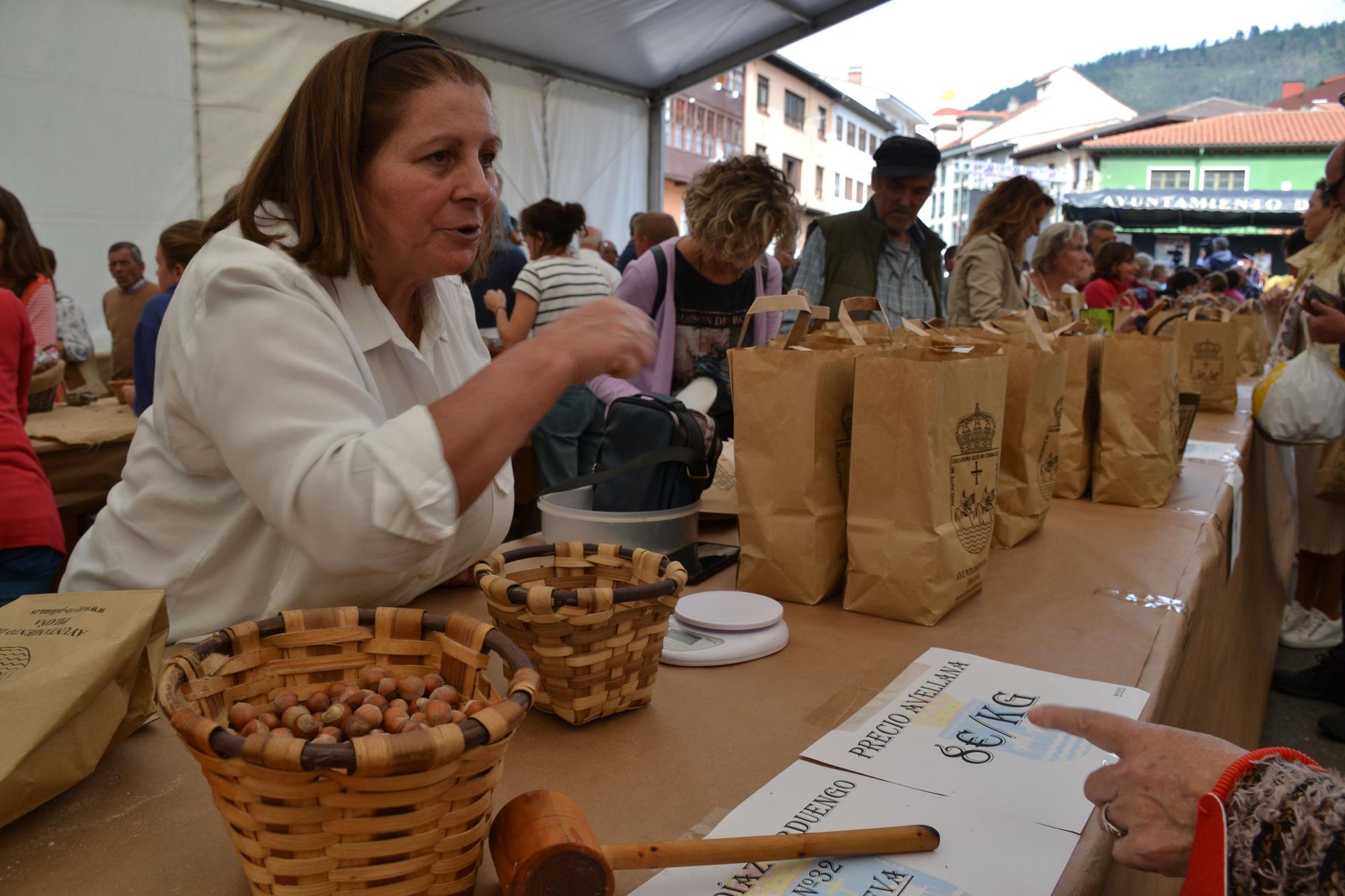 Olga Díaz Arduengo, de Villaverde (Amieva), aún tenía avellanas a la venta al haber llevado 70 kilos del fruto al festival.