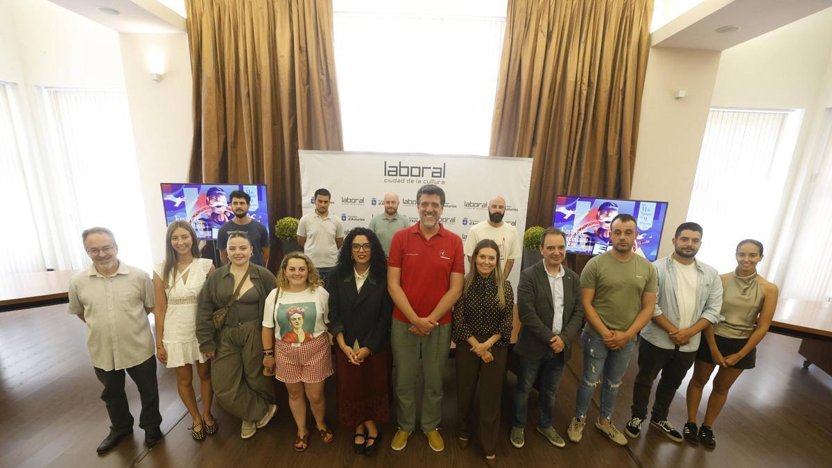 En primera fila, por la izquierda, Luis Feás, Alba Suárez, Ana Feito, Alicia Villanueva, Vanessa Gutiérrez, Iñaki Santianes, Olaya Romano, José Luis de la Cera, Diego Lobo, Santiago Galguera y Marta Pérez. Detrás, por la izquierda, Pablo Fernández, Pelayo Cordero, Javier Menéndez y Adrián Argüelles, ayer, en la Universidad Laboral.