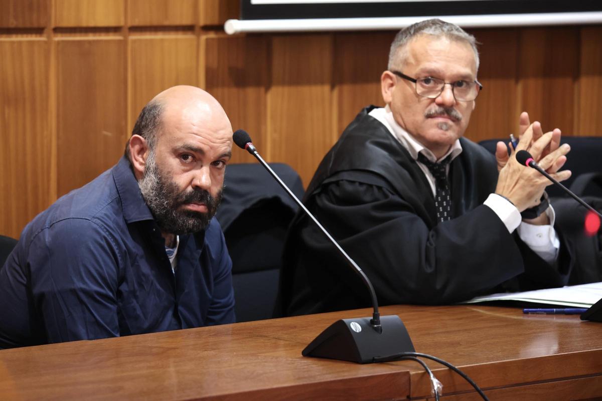 El homicida confeso de la casa cueva de Archena, junto a su letrado, Valentín Fernández, en el banquillo este lunes.