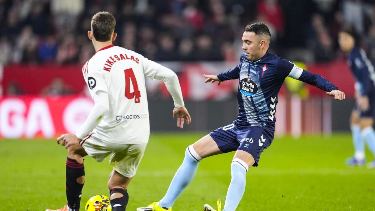 Kike Salas pelea un balón con Iago Aspas en el Sevilla FC-Celta de Vigo de la ida de LaLiga EA Sports 25/26 en el Sánchez-Pizjuán