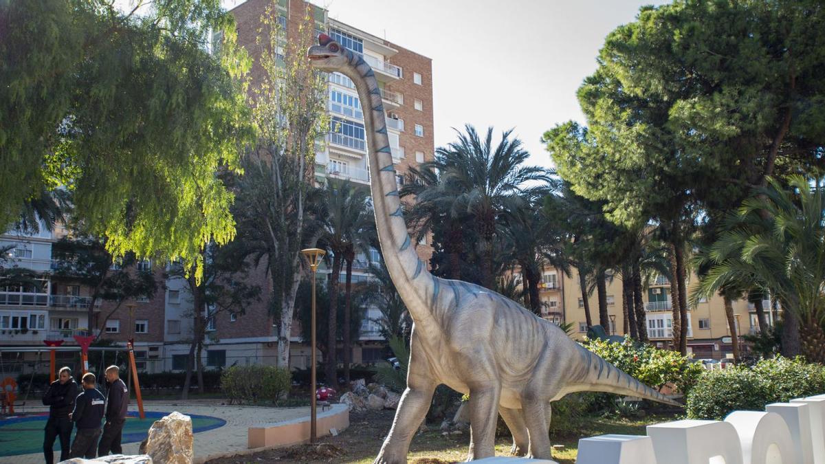 Una de las reproducciones de dinosaurio del nuevoParque Sauces.