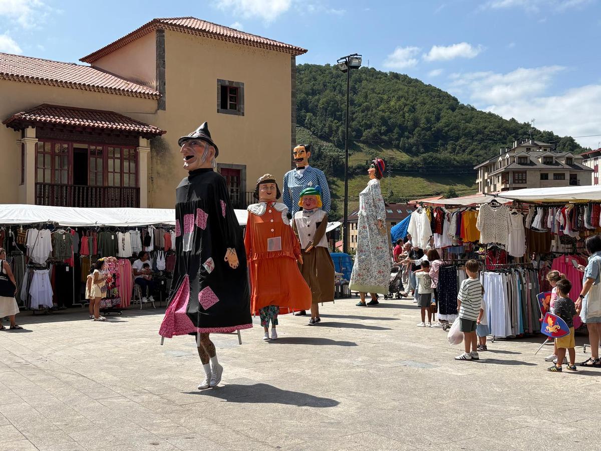 Gigantes y cabezudos animan Cangas del Narcea Gigantes y cabezudos animan Cangas del Narcea