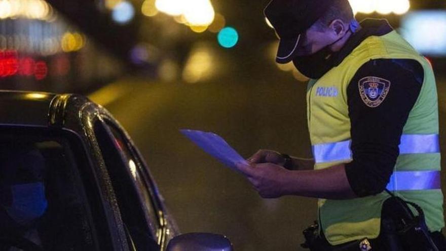 Multa de 200 euros y pérdida de 2 puntos por hacer un mal uso del parasol del coche