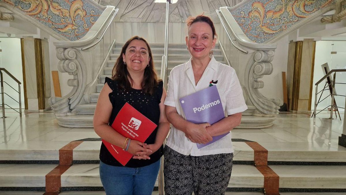 Penélope Luna (i), de IU, y María Marín, de Podemos.