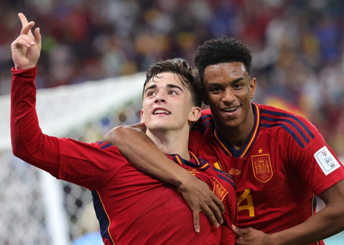 Doha (Qatar), 23/11/2022.- Gavi (L) of Spain celebrates scoring the 5-0 lead during the FIFA World Cup 2022 group E soccer match between Spain and Costa Rica at Al Thumama Stadium in Doha, Qatar, 23 November 2022. (Mundial de Fútbol, España, Catar) EFE/EPA/Abir Sultan