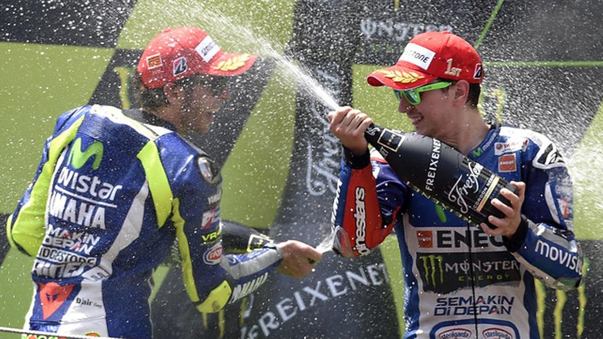 Jorge Lorenzo, primero en el GP de Catalunya, y Valentino Rossi, segundo, festejan su triunfo en el podio de Montmeló