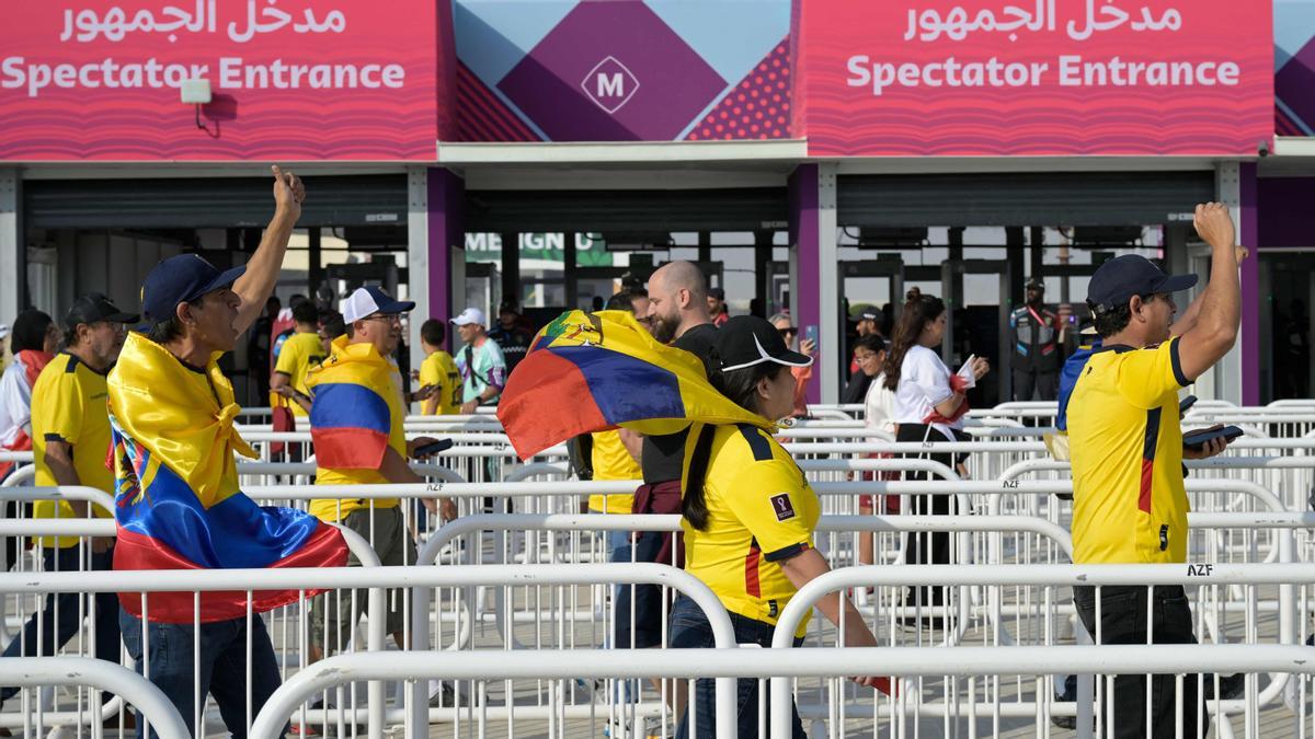 Aficionados ecuatorianos hacen cola antes de entrar en un estadio del Mundial