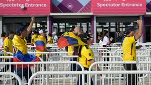 Aficionados ecuatorianos hacen cola antes de entrar en un estadio del Mundial