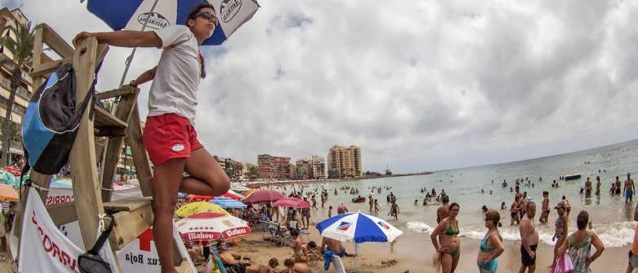 Imagen de la vigilancia de playas realizada por Cruz Roja en Torrevieja.