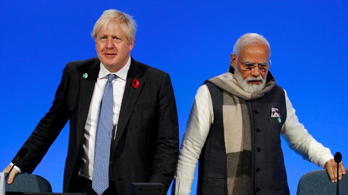 Boris Johnson, Primer Ministro del Reino Unido, y su homólogo indio, Narendra Modi, durante la COP26
