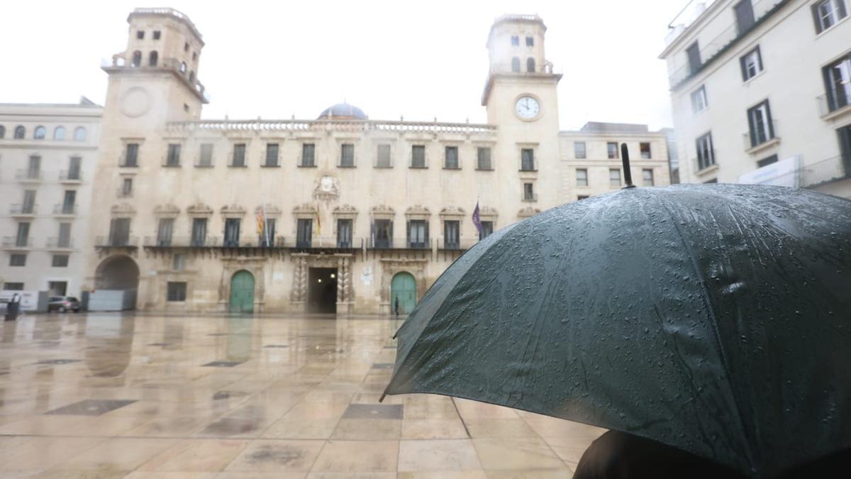 Jornada de lluvia en Alicante. En la imagen, la plaza del Ayuntamiento.
