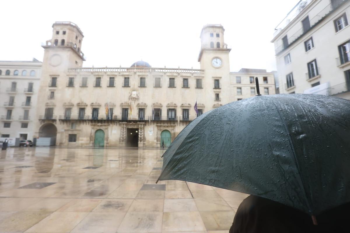 Jornada de lluvia en Alicante. En la imagen, la plaza del Ayuntamiento.