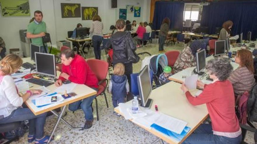 Petición de la ayuda de los libros de texto en las instalaciones municipales de Alicante.