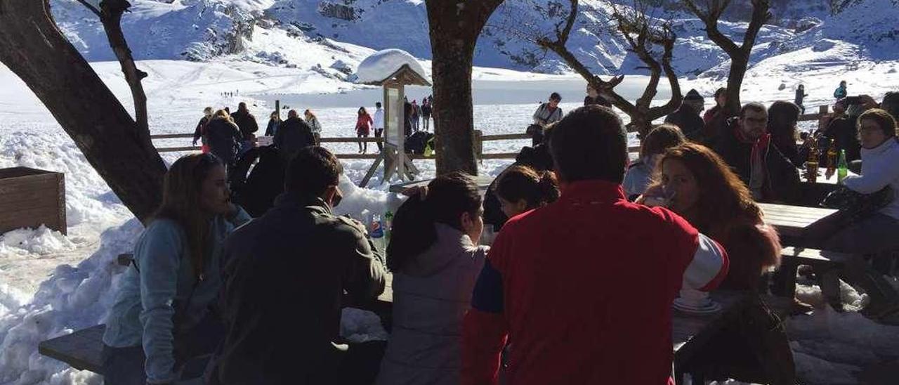 Visitantes, ayer por la mañana, en las inmediaciones del lago La Ercina.