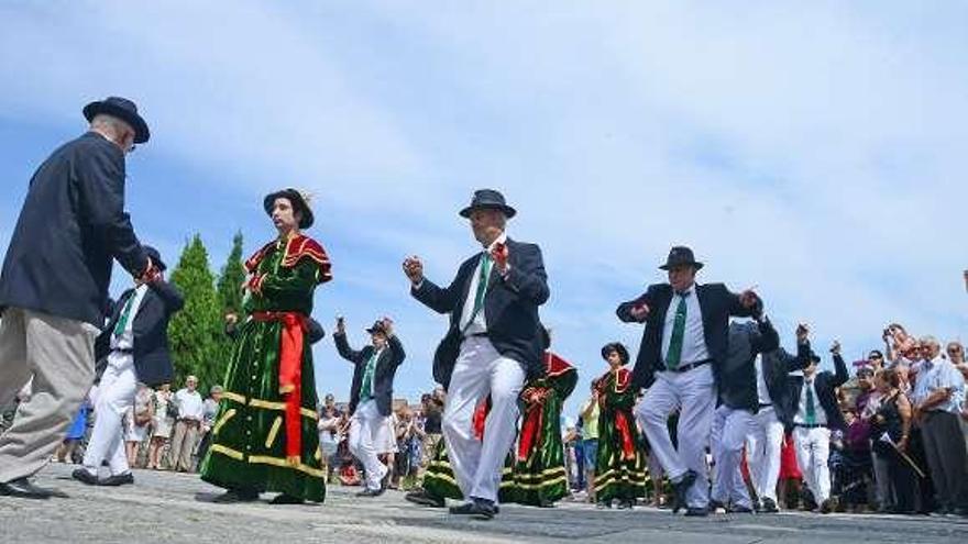 Los bailarines ejecutando la danza en el atrio de la iglesia.  // G.N.