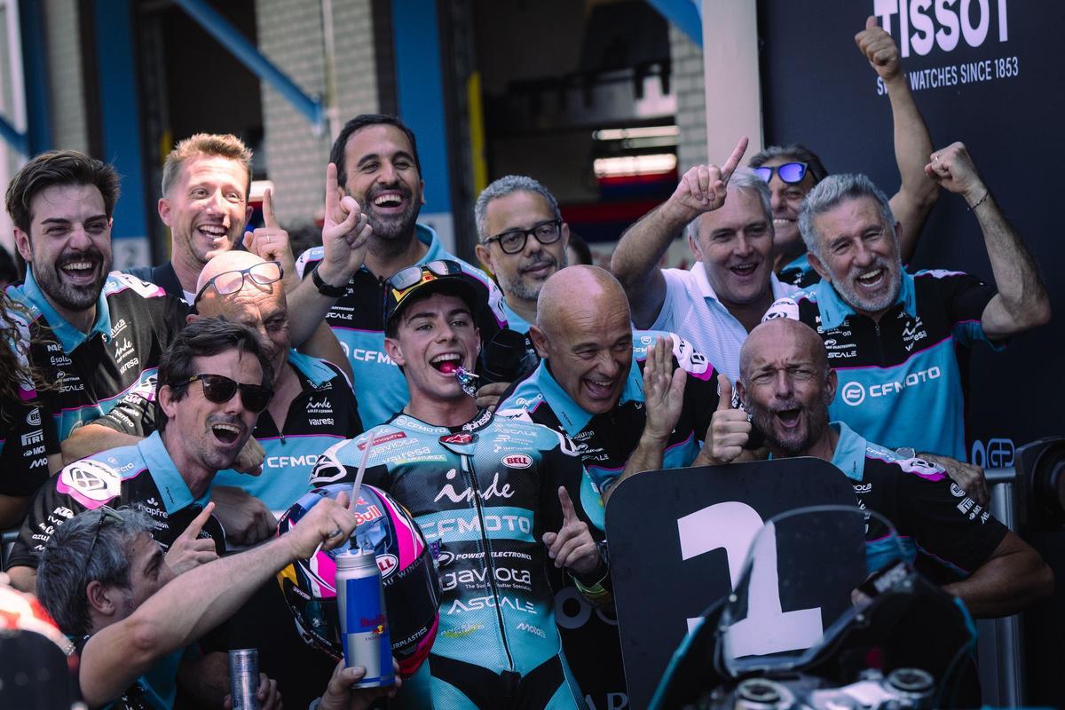 David Alonso celebra su victoria en Assen con todo su equipo.