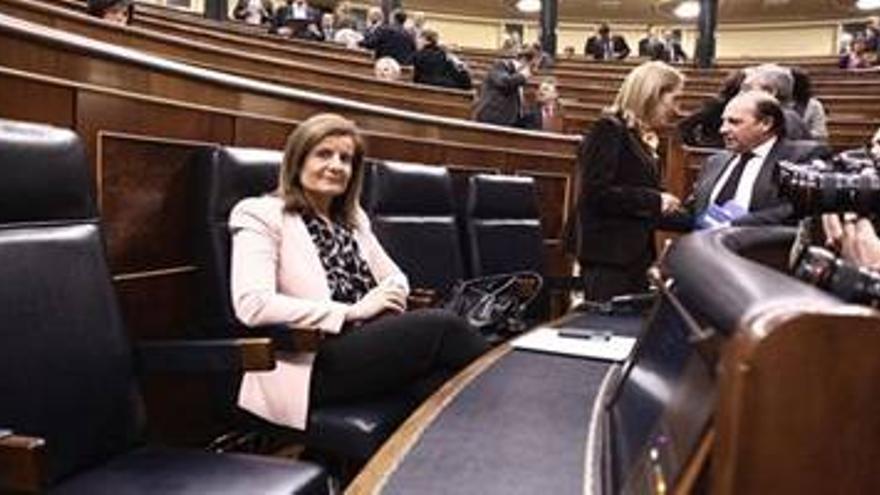 Diputados del PP aplauden a Báñez a su llegada al Congreso