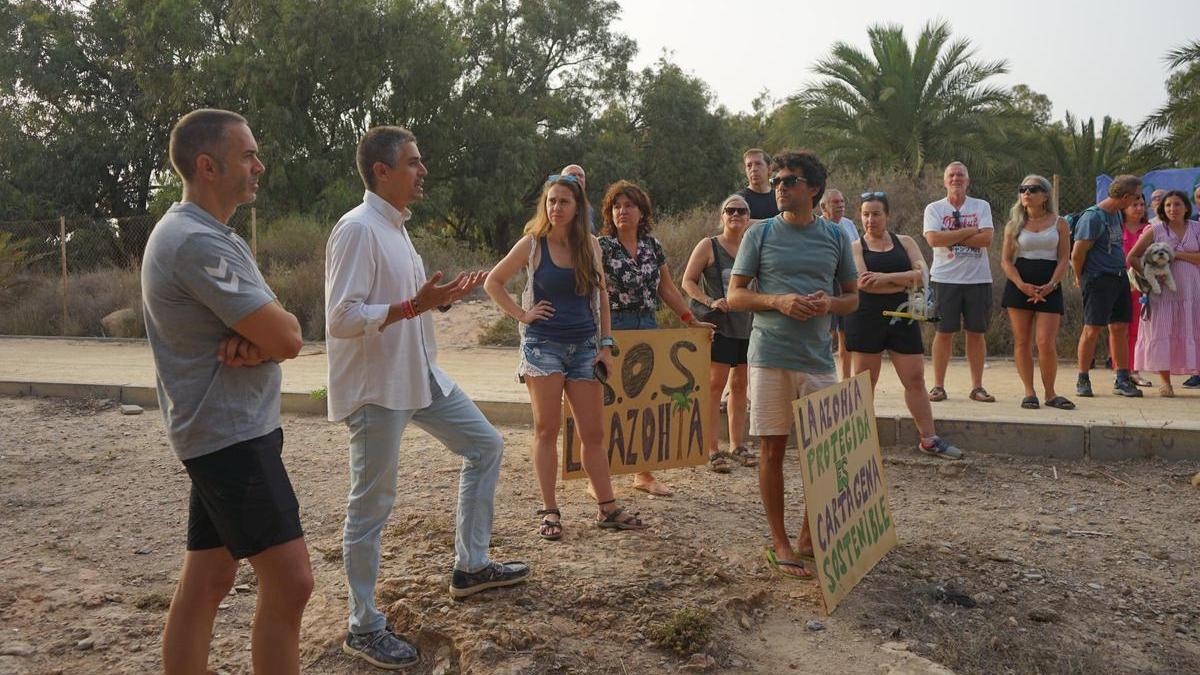 Giménez Gallo habla con vecinos y colectivos de La Azohía.