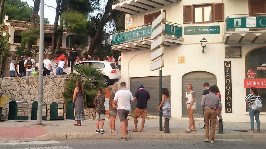 Un coche queda colgando en una calle de Moraira