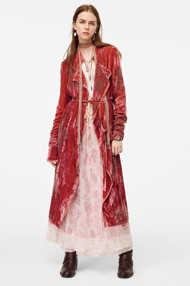 El kimono de terciopelo de Zara y las claves del grunge sofisticado de su colección Limited Edition.