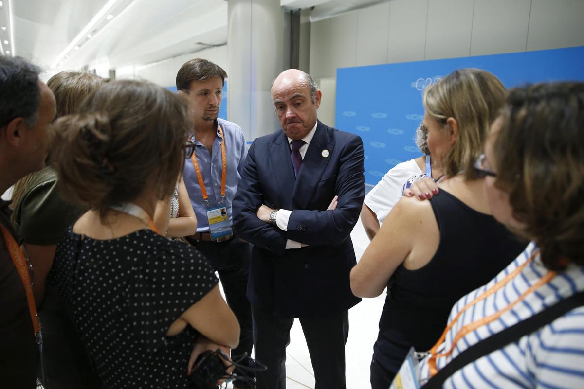 GRA096. HANGZHOU (CHINA), 04/09/2016.- El ministro español de Economía en funciones, Luis de Guindos, conversa con los periodistas, hoy en Hangzhou (China), donde acude a la cumbre del G20, que tiene como objetivo buscar acuerdos para revitalizar la economía mundial, frenar el cambio climático y discutir salidas al conflicto sirio. EFE/Juan Carlos Hidalgo