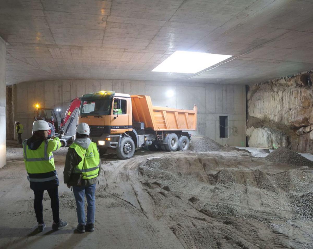 Túnel de acceso al ‘parking’, con una salida aún tapiada. | Iago López